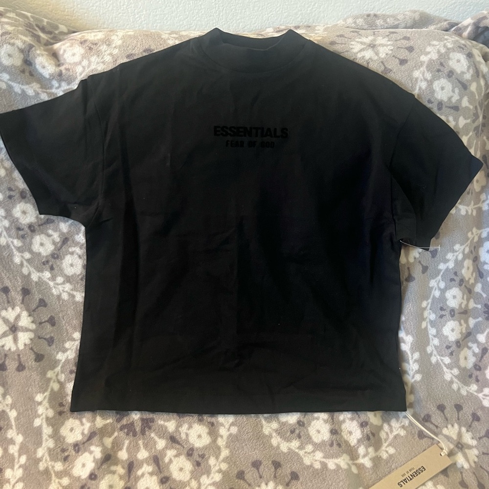 ESSENTIALS jet black kids tee size 6/7